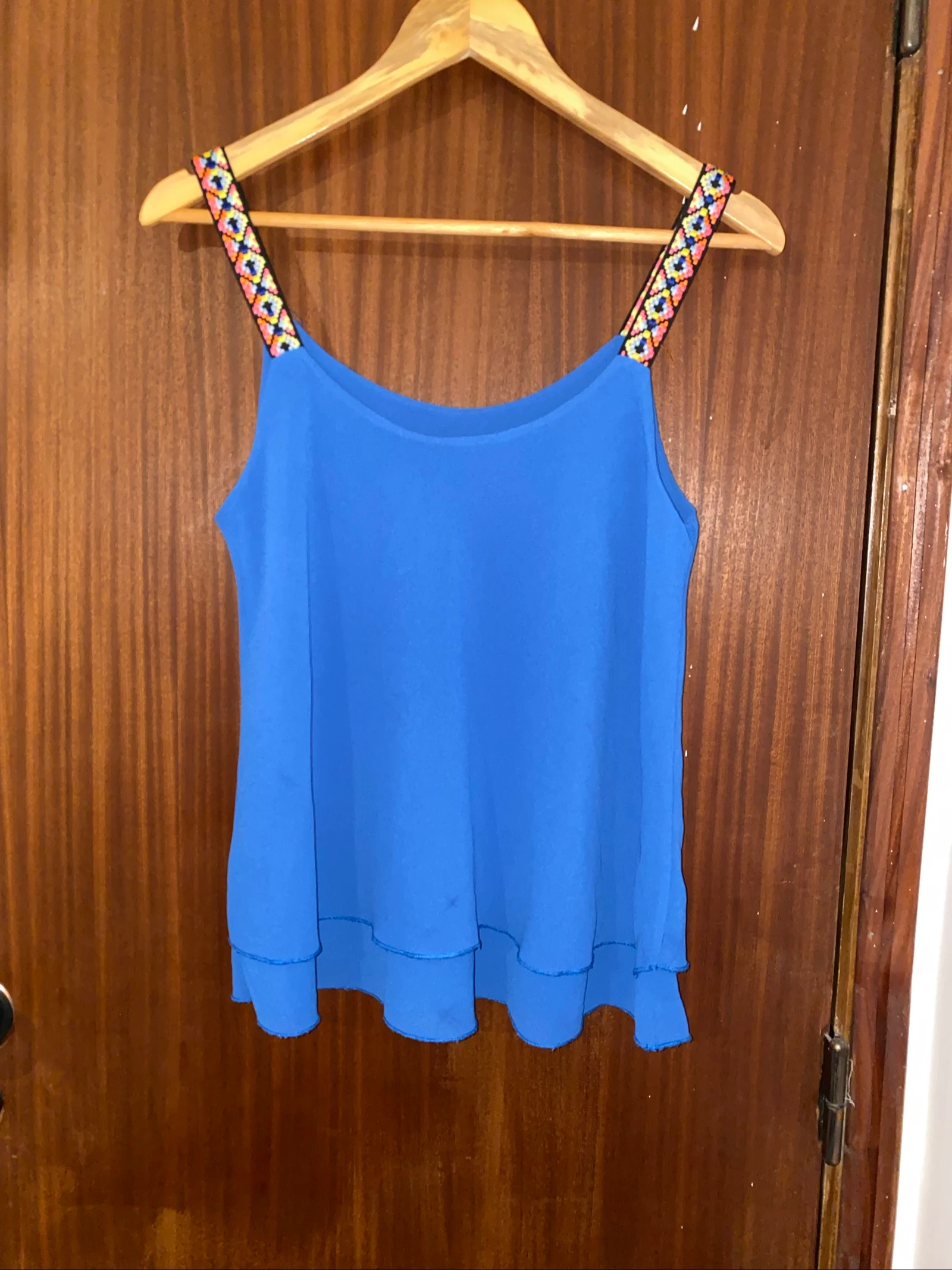 Top azul com alças coloridas